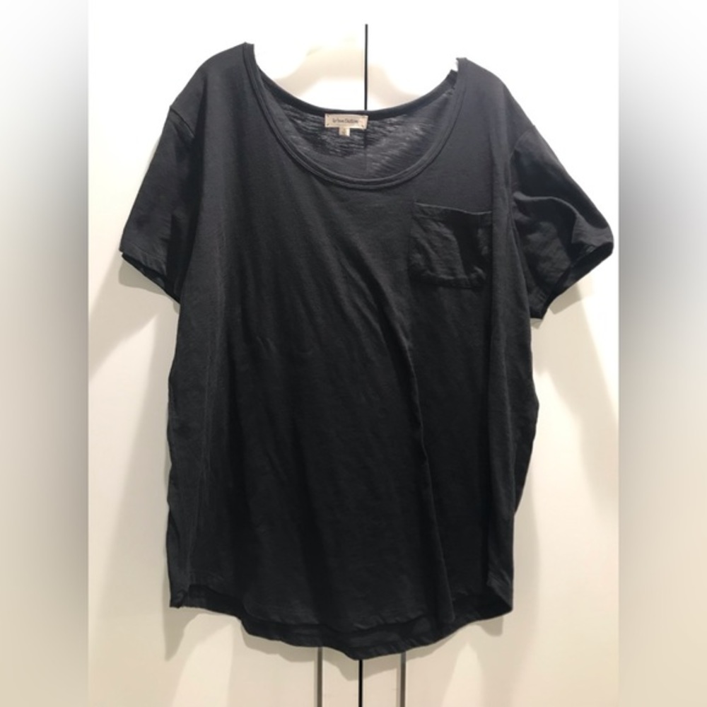 Women round neck black short sleeves top with front pocket